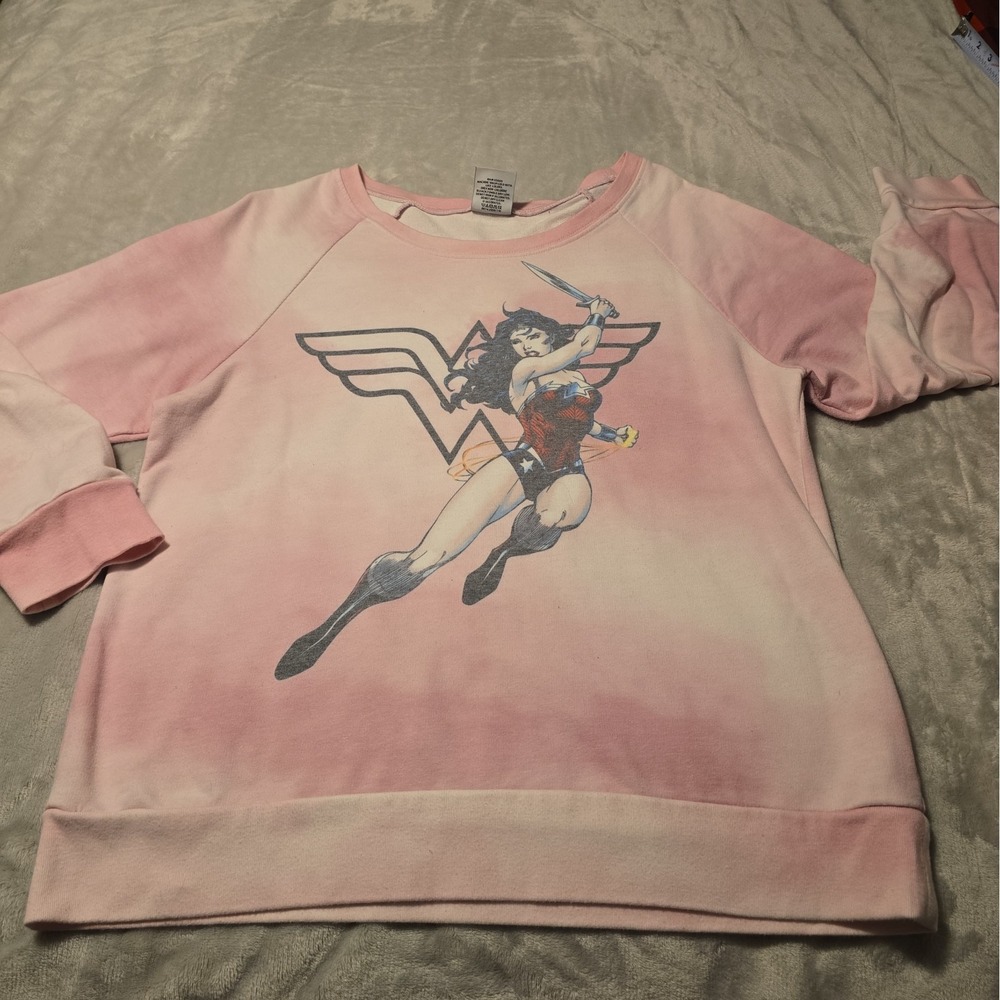 DC Women Juniors XXL Sweatshirt Pullover Crew Neck Wonder Woman Tie Dye Pink